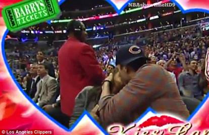 Mila Kunis i Ashton Kutcher se ljubili na košarkaškoj utakmici