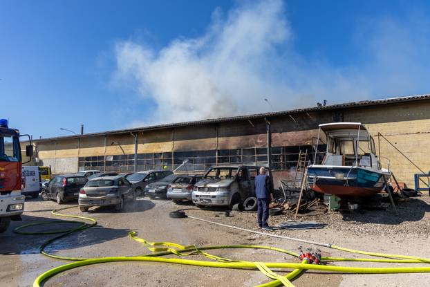 Pula: Veliki požar u Šijanu, došlo je do požara skladišta, širi se gusti dim