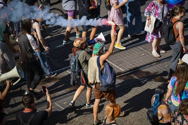 Zagreb: 24. Povorka ponosa LBGTIQ zajednica "Puna usta ponosa" prolazi centrom grada