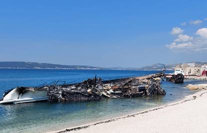 Izgorjele jahte još su na plaži u Kaštelima: Je li kriv kuhar, signalna raketa ili - masoni?!
