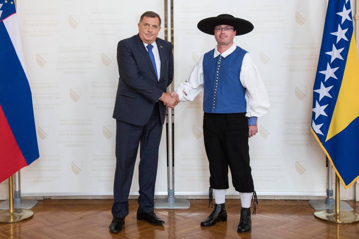 Novi slovenski trend: Sedar na susret s Dodikom stigao u nošnji