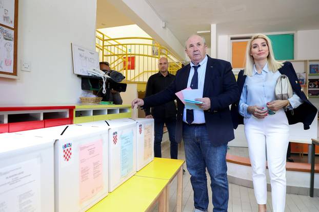 Split: Željko Kerum u pratnji supruge izašao na biralište i glasovao