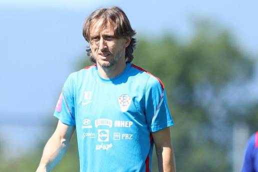 Luka objavama na dru&scaron;tvenim mre&zcaron;ama zaintrigirao navija&ccaron;e! Ponos zbog nastupa U-17 vrste