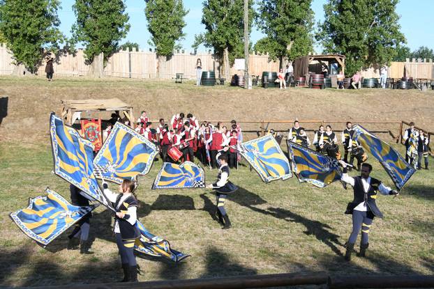 Koprivnica: Gosti iz Italije priredili nastup sa zastavama na Renesansnom festivalu