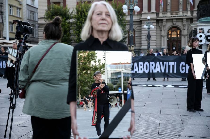 Beograd: Povodom 30. godišnjice genocida u Srebrenici, Žene u crnom organizirale su stajanje u crnini i šutnju na Trgu Republike