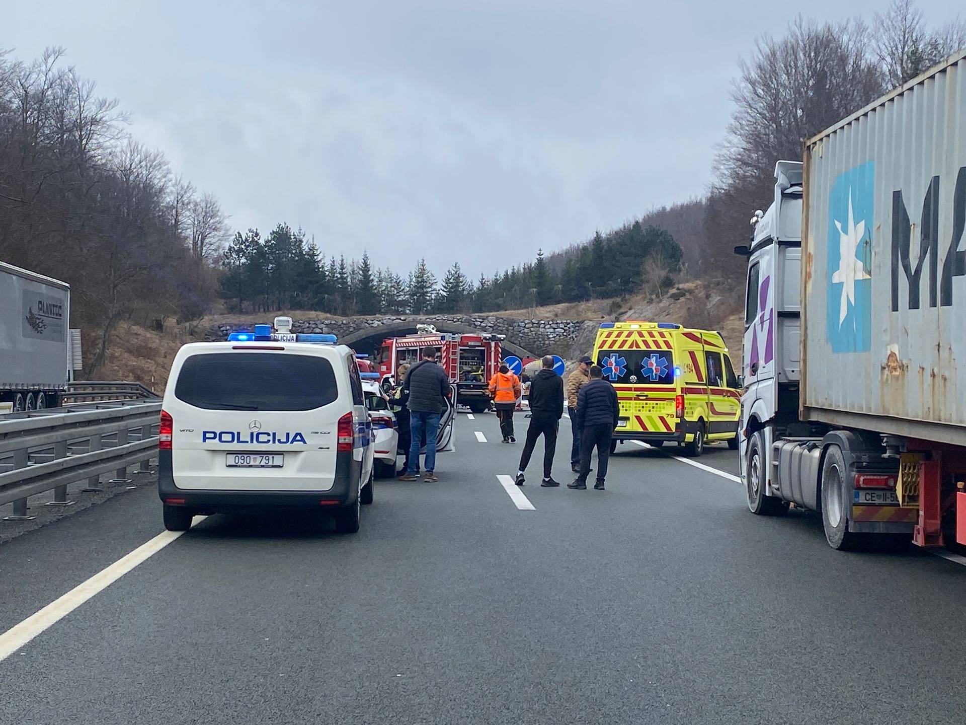 VIDEO Detalji buktinje na A6: 'Hladnjača se zabila u kamion. Vatrogasci su izvlačili vozača'