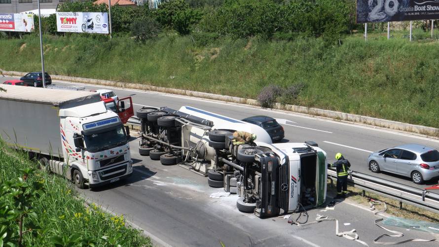 Prevrnula se cisterna za beton kod Splita, vozač je u bolnici
