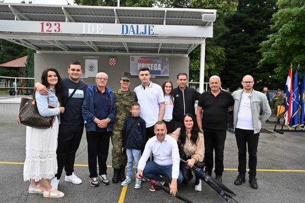 FOTO Suze i zagrljaji u Požegi: 900 novih ročnika položilo prisegu, među njima i 53 žene