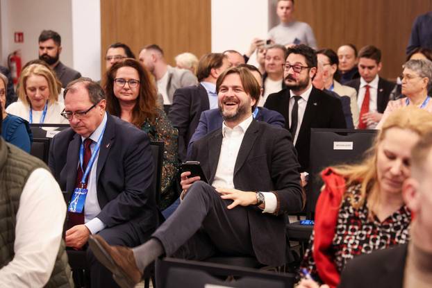 Dobro raspoložen Tomislav Ćorić na tribini Može li Hrvatska mladima osigurati priuštivo stanovanje?"