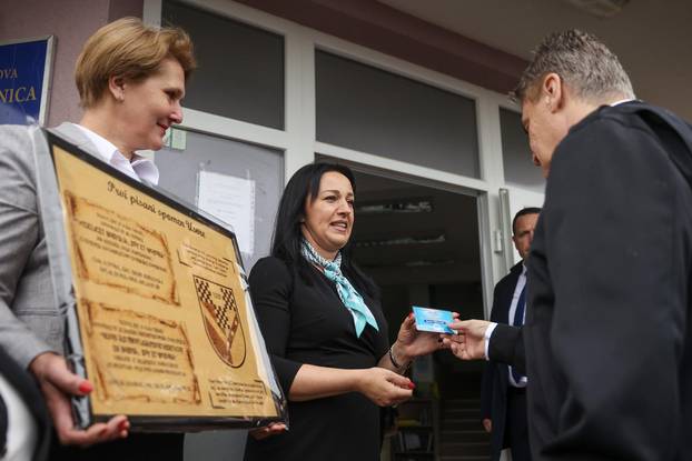 Predsjednik  Milanović dobio  poklon i člansku karticu Opće Biblioteke u Usori