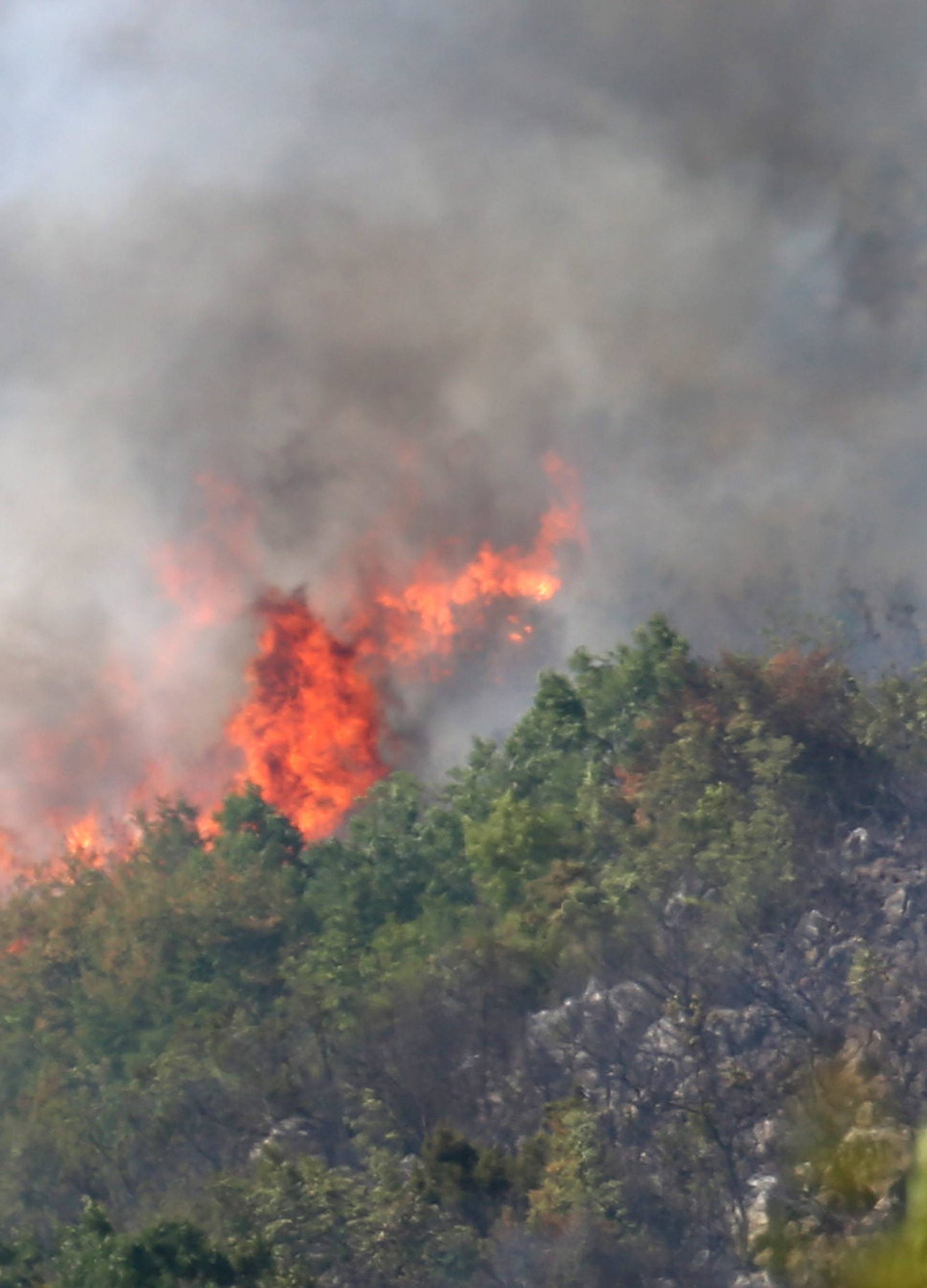 Vatrogasci i kanaderi gase u Biogradu, Dugopolju, na Pagu