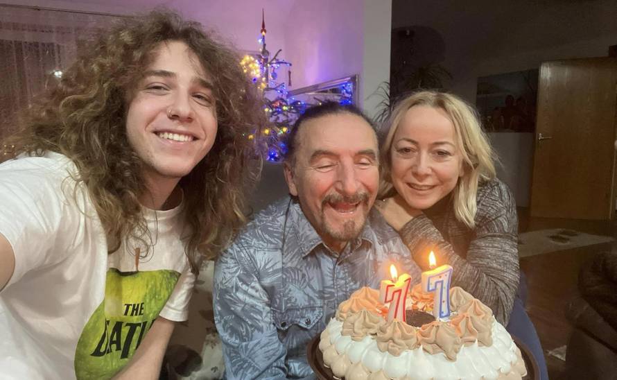 Željko Bebek slavi 77. rođendan, sa ženom i sinom puhao svjećice