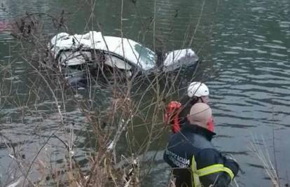 Četiri djevojke sletjele autom u rijeku, jedna preminula, dvije u bolnici i za zadnjom se još traga