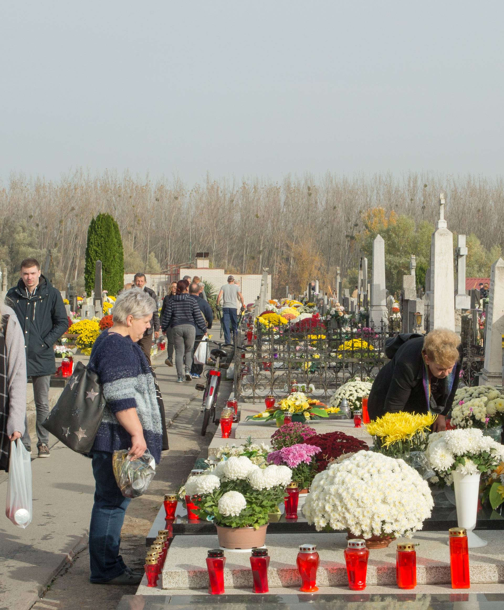 Osijek: GraÄani posjeÄuju grobove dragih preminulih