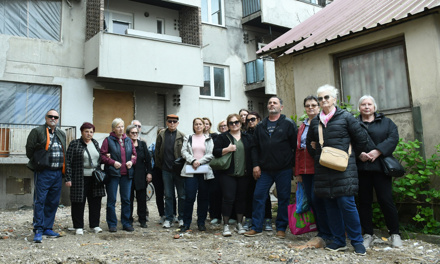 Očaj stanara u Sisku s obnovom! 'Izvođač radova nam je uništio stanove, ne možemo u domove'