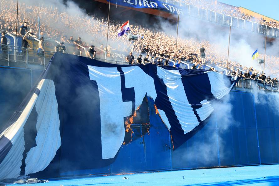 Torcida zapalila veliki transparent Bad Blue Boysima