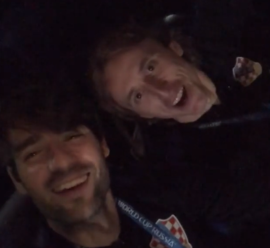 Šou u hotelu! Grdović na stolu s gitarom, igrači pjevaju s njim