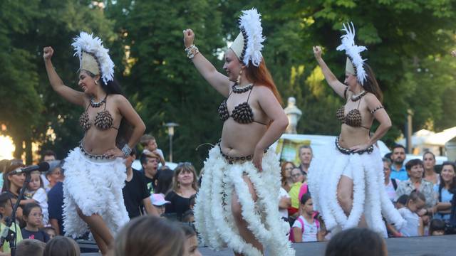 Karlovac: Folkloraši u središtu grada