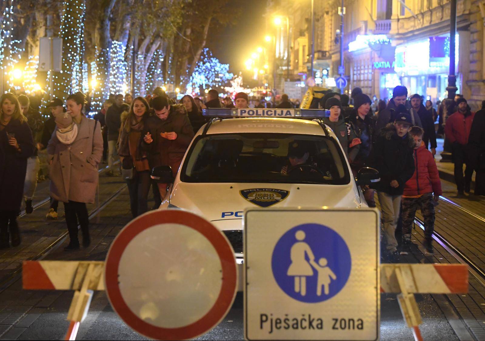 Zagreb: Paljenjem lampica na Zrinjevcu svečano otvoren Advent 2019.