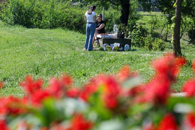 Zagreb: Građani i na Bundeku uz roštilj slave praznik rada 