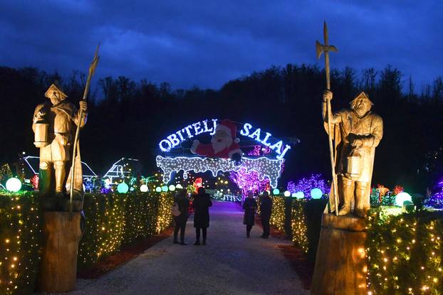 Grabovnica: Započela božićna čarolija svjetla obitelji Salaj