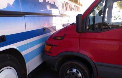 Autobus spasio poljski kombi da ne odleti u more