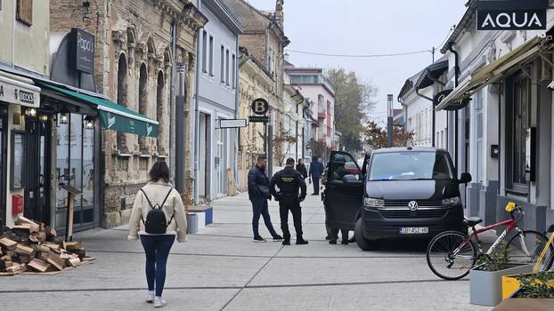 Slavonski Brod: Akcija interventne policije, uhićena najmanje jedna osoba