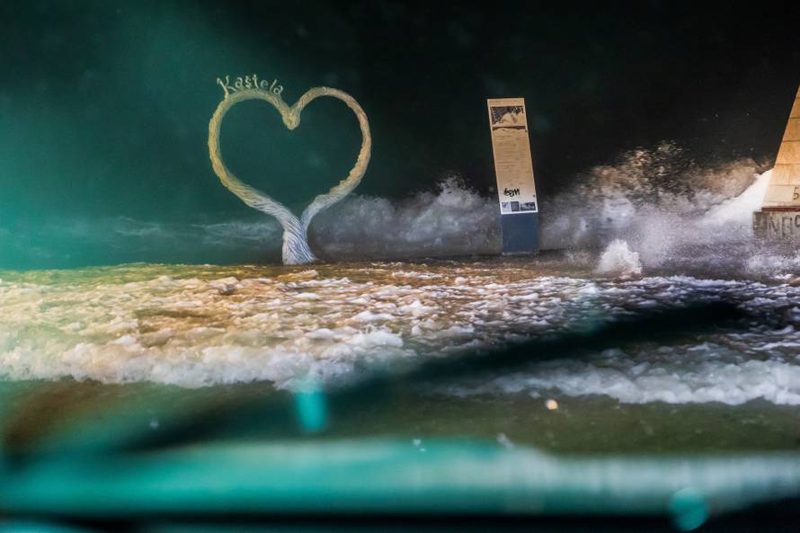 Kaštela: Ciklonalna plima poplavila rivu i okolne ulice