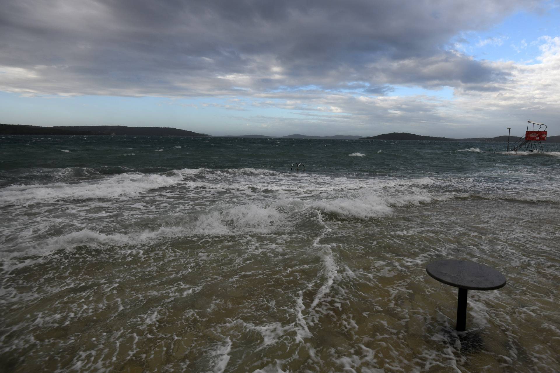 Šibenik: Jako jugo i plima poplavili Jadriju 