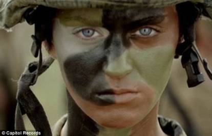 Odlazi u marince: Katy zbog ljubavi obukla vojničku odoru
