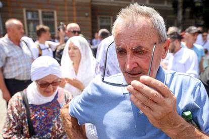 FOTO Obitelji ubijenih ispratile su u Sarajevu posmrtne ostatke 14 žrtava genocida u Srebrenici