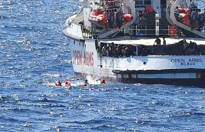 Španjolci šalju brod: Migranti su već 19 dana na Open Armsu