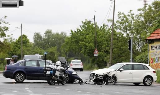 Troje ljudi prevezli u bolnicu nakon sudara dva automobila