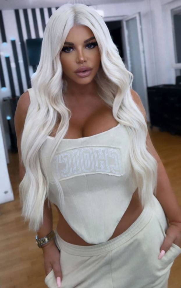 Vrući kadrovi srpske pjevačice: Ljetuje u Grčkoj, u Areni Zagreb dobila spermu od lososa za dar