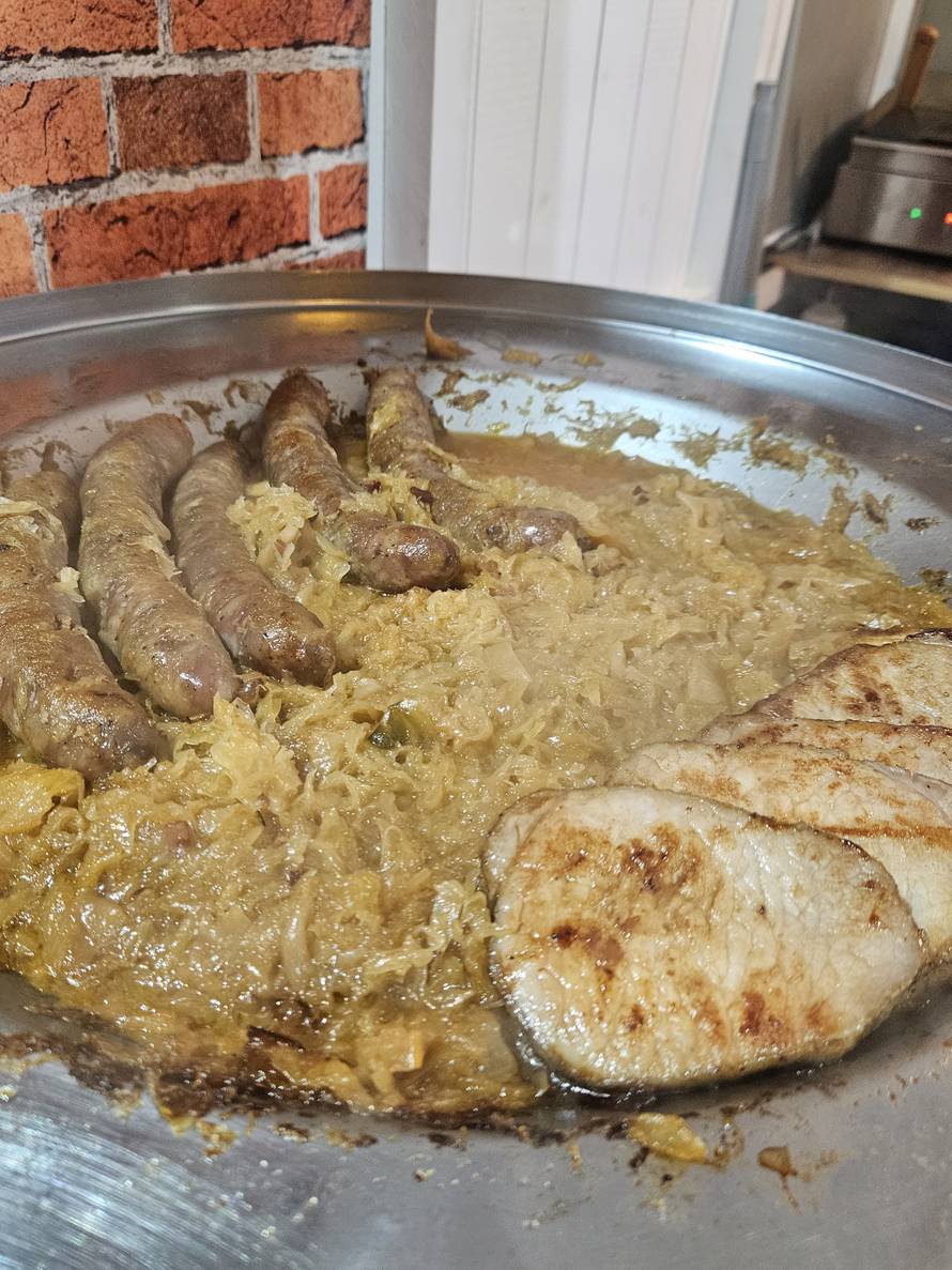 Veliki gastro vodič po Adventu u Zagrebu: Evo gdje pojesti dobre fritule i kobasice i za koji novac