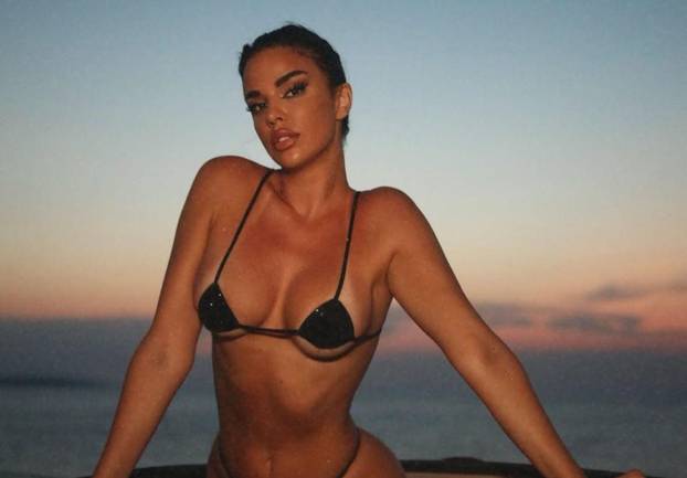 FOTO Iza naših poznatih dama još je jedna golišava godina: Prisjetimo se najvrelijih izdanja