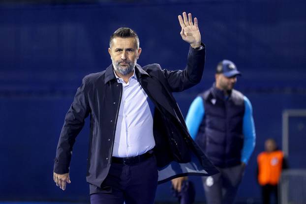 Zagreb: Nenad Bjelica pozdravio navijače uoči početka utakmice Dinama i Lokomotive