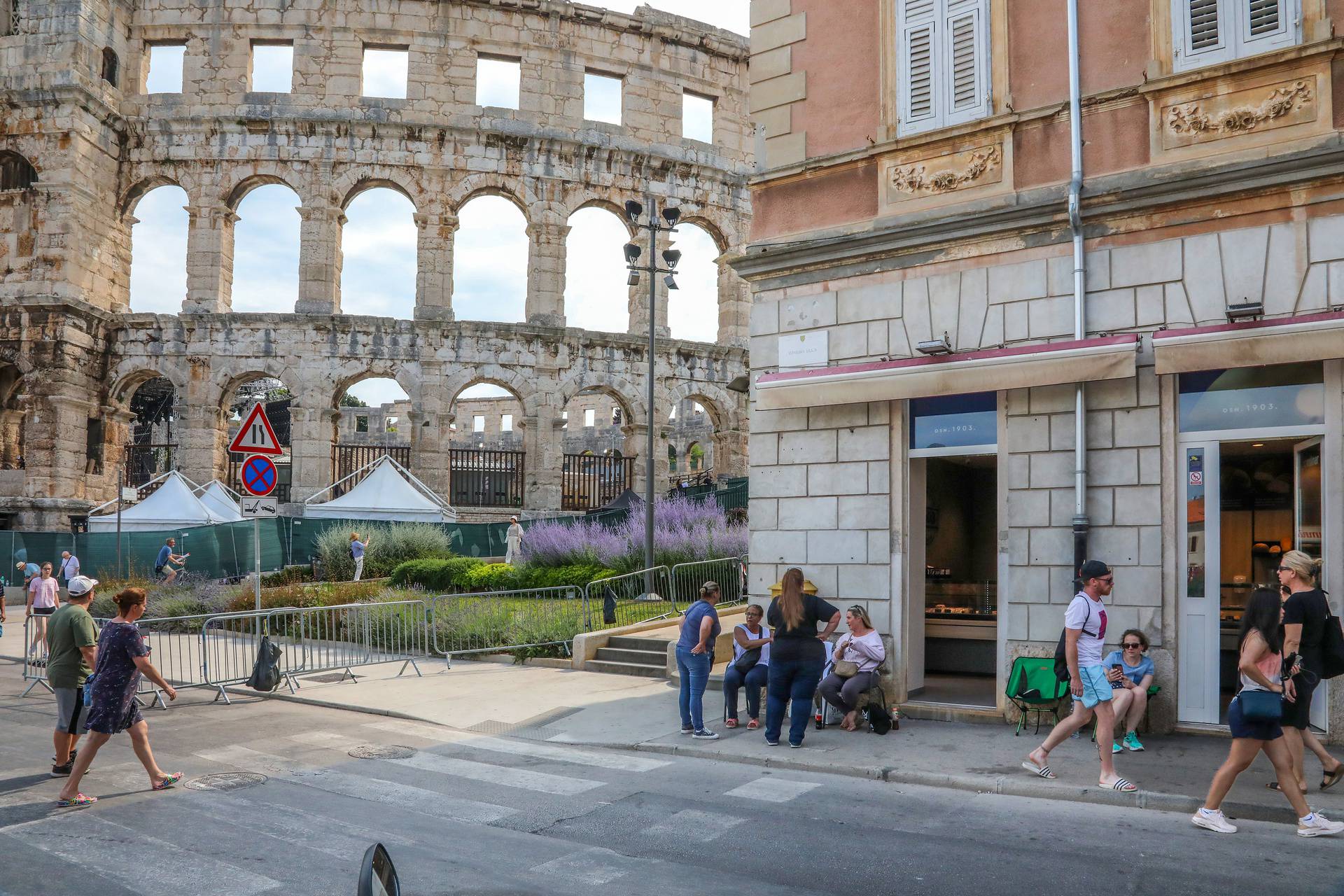 Pula: Fanovi ispred Arene čekaju večerašnji koncert Robbie Williamsa