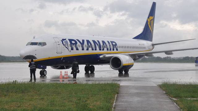 Pula: Prvi let iz Pariza niskotarifne kompanije Ryanair stigao u Pulu