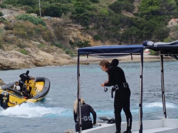 Ronioci i volonteri sudjelovali u eko akciji - čistili su podmorje kod Biševa