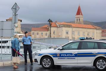Trogir: Policijski o&ccaron;evid na starom &ccaron;iovskom mostu gdje je prona&dstrok;en mu&scaron;karac s ubodnom ranom