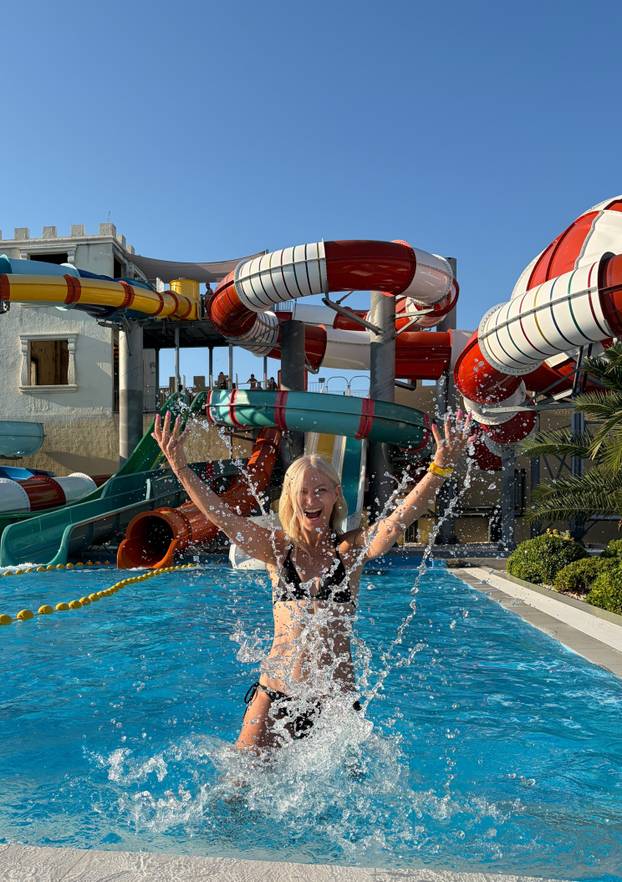 FOTO Koja linija! Uršula Tolj se brčkala u bazenu pa pokazala besprijekornu figuru u bikiniju
