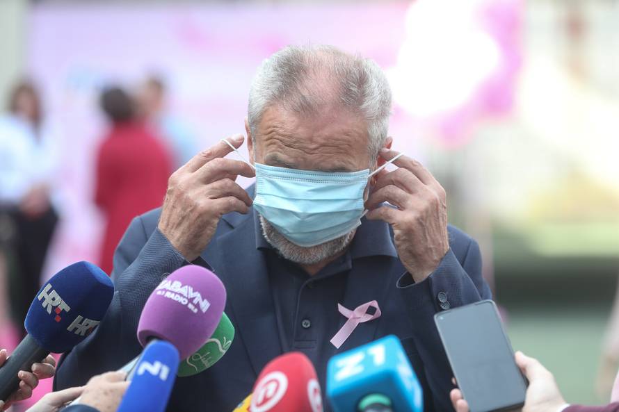 Zagreb: Gradonačelnik Bandić uložio velik trud da ispravno stavi zaštitnu masku