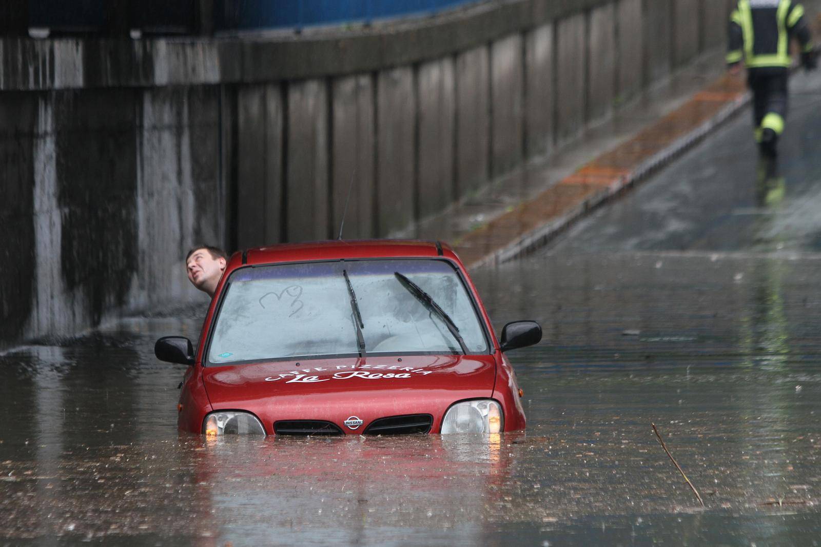 Pet koraka: Što učiniti kada vam obilne kiše poplave auto?