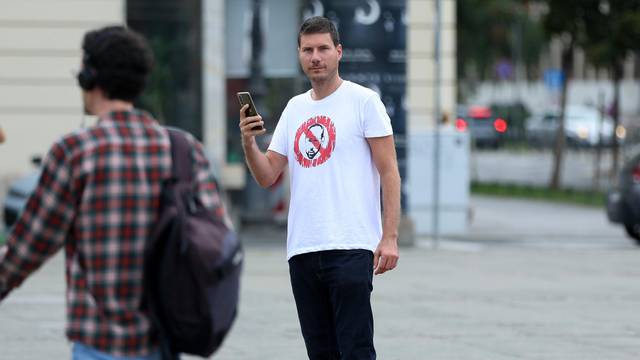 Zagreb: Ivan Pernar s majicom protiv gradonačenika pojavio se na performansu