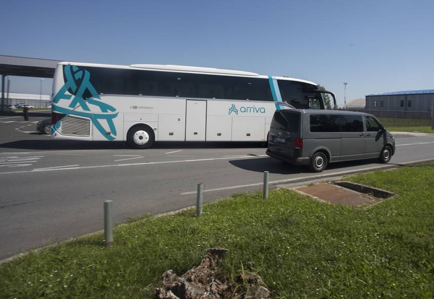 Zagreb: Nogometaši AEK-a pod jakim policijskim osiguranjem napustili zračnu luku