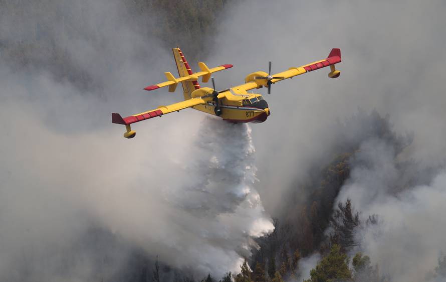 Kanader pomaže u gašenju, u Makarsku stiže i 150 vojnika