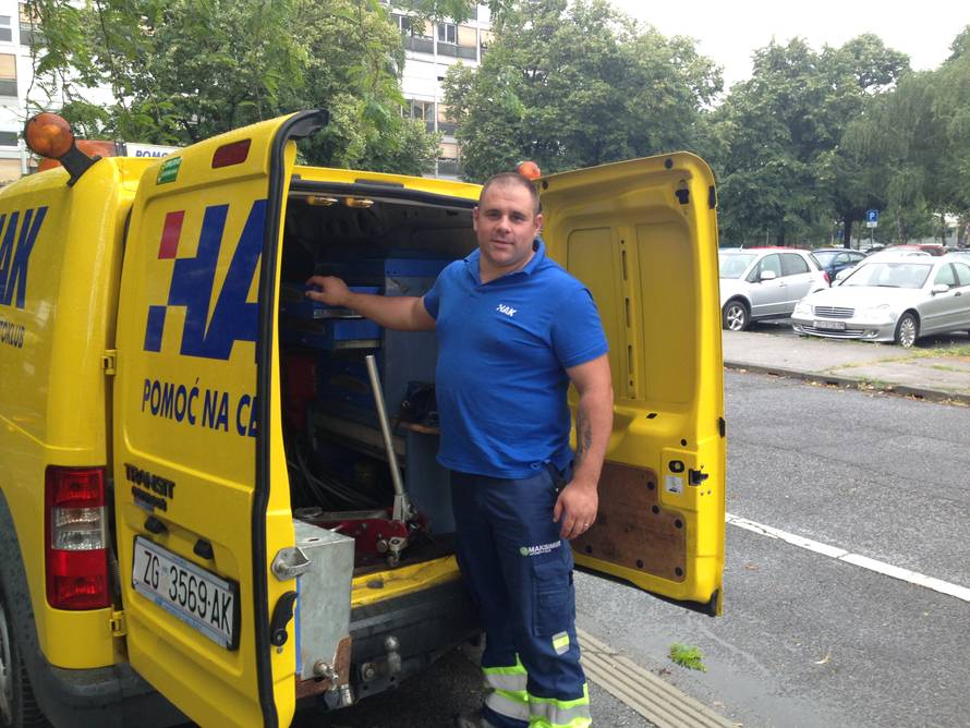 'Kad bi im popravio auto na cesti, žene su mi slale kolače'