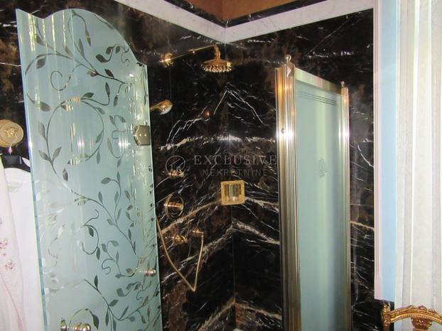 Ovako nešto nikad niste vidjeli! Prodaje se stan u Opatiji: Zlato, mramor, kipovi koji nose TV...