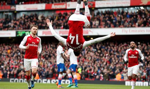 Arsenal strepio do 75. minute pa je dvaput 'napenalio' Stoke